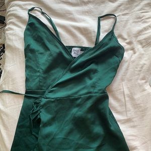 really cute forest green dress wrap up 💚🌲